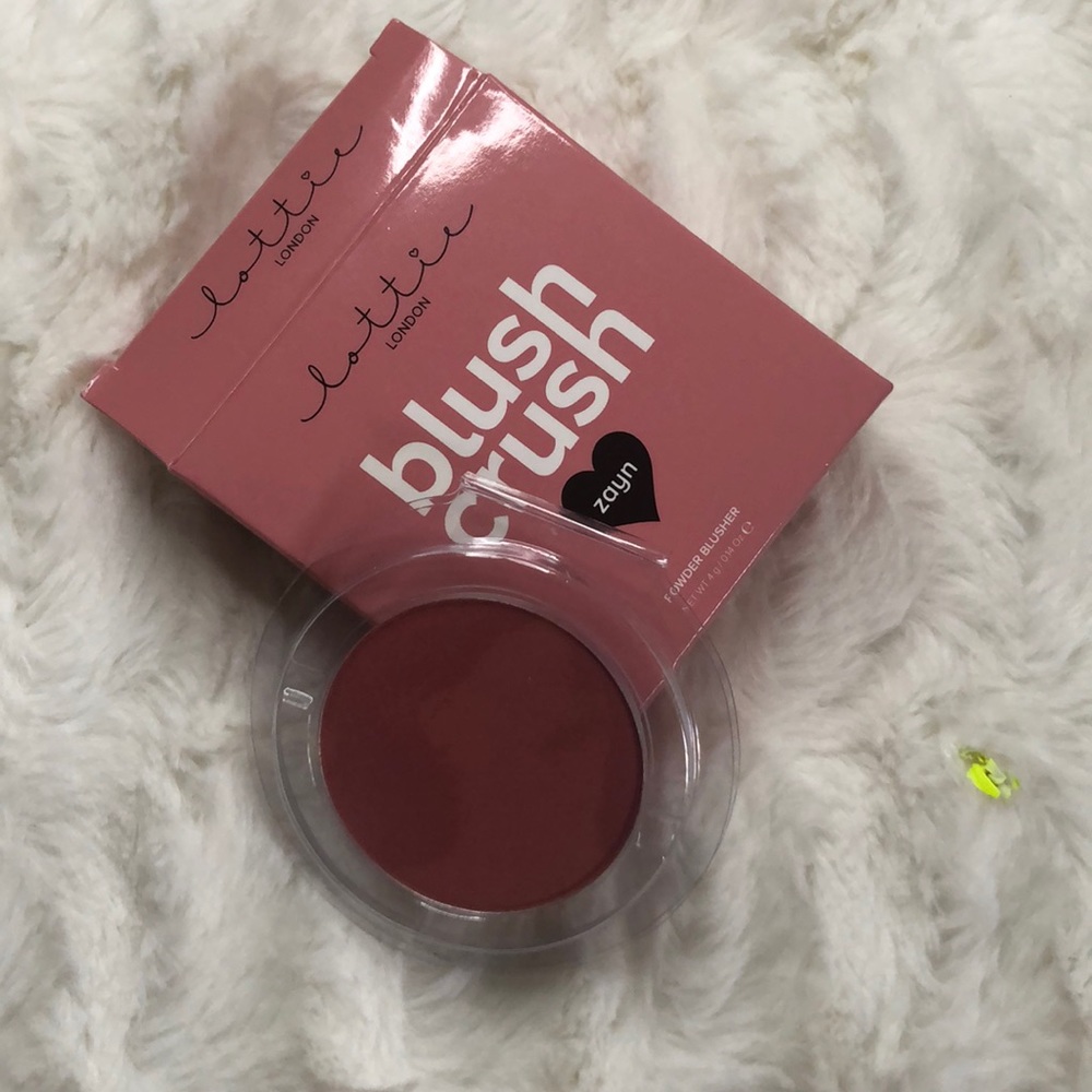 AVAILABLE IN MYSTERY BOX ~ blush crush compact